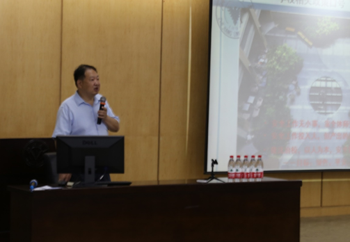 第二课-沈义民老师细心地为同学们讲解安全知识.png